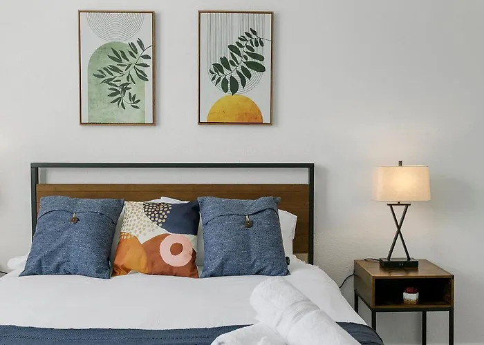 Cozysuites Glendale By The Stadium With Pool 03